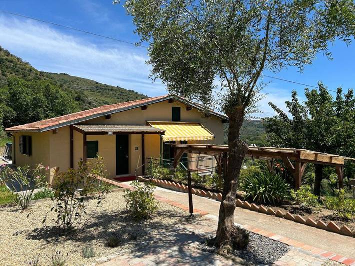 Ferienwohnung für 6 Personen, mit Balkon und Terrasse sowie Garten und Pool