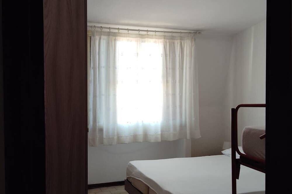 Entire apartment, Bright one-bedroom apartment with kitchen near beaches and canal port. in Porto Garibaldi, Ferrara Province