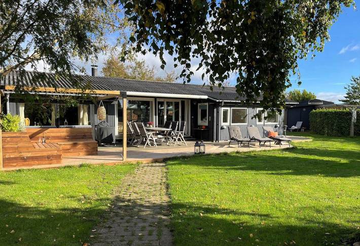 Ferieudlejning for 8 personer, med have og terrasse i Rødvig