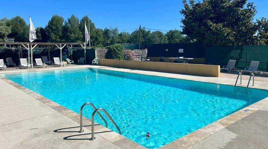 Camping pour 6 personnes, avec vue ainsi que piscine et jardin, animaux acceptés