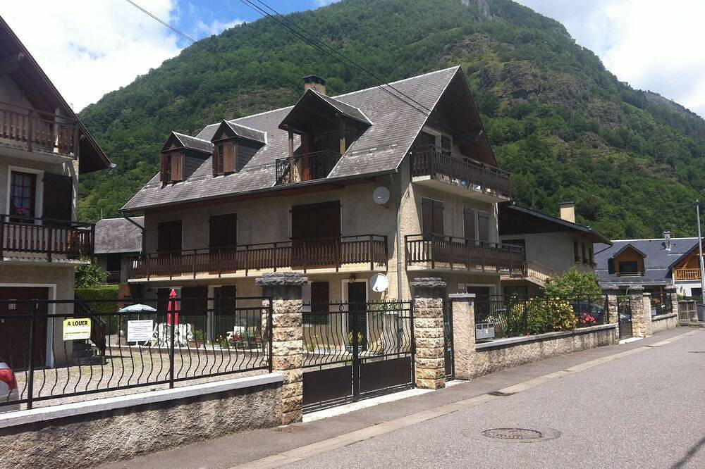 Appartement entier, Aéré ​​Light 2 lit avec parking. base de ville idéale pour marche / bicyclette / ski etc. in Luchon-Superbagnères, Bagnères-de-Luchon