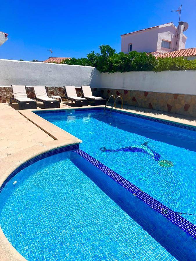 Chalet voor 12 personen, with uitzicht and tuin as well as zwembad and terras op Menorca