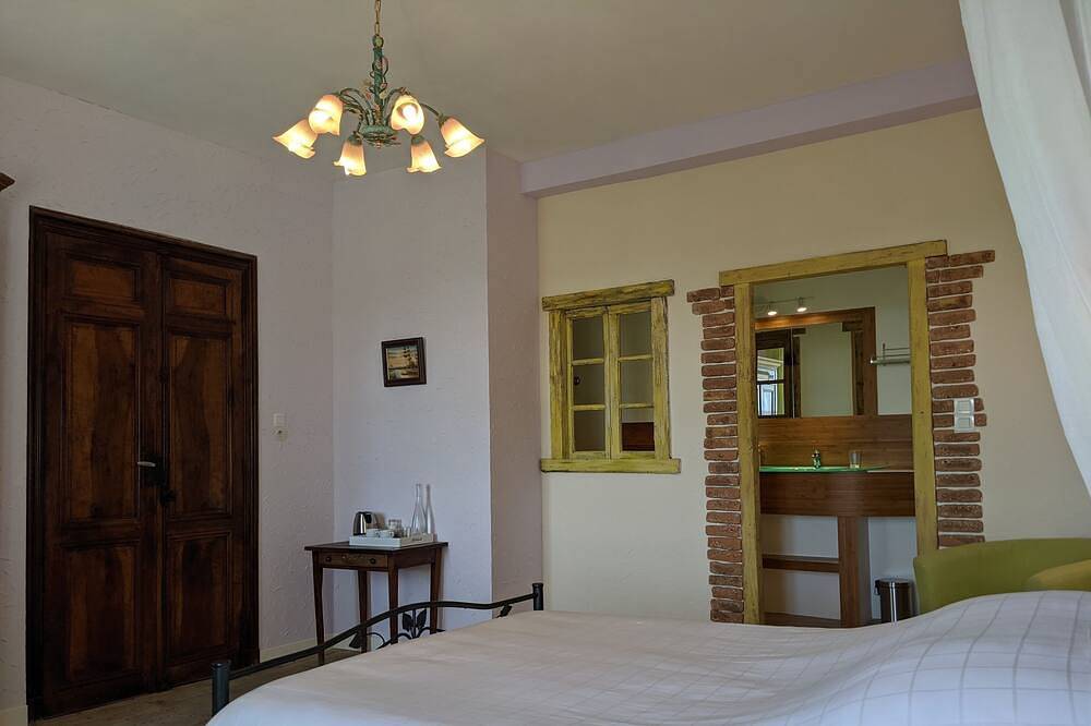 Chambre d'hôte spacieuse avec vue montagne in Montaillou, Ariège