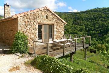 Gîte pour 4 personnes, avec piscine et balcon ainsi que sauna et jacuzzi à Nozières