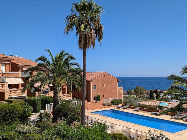 Gîte pour 4 personnes, avec vue ainsi que terrasse et piscine dans Port de la Figueirette