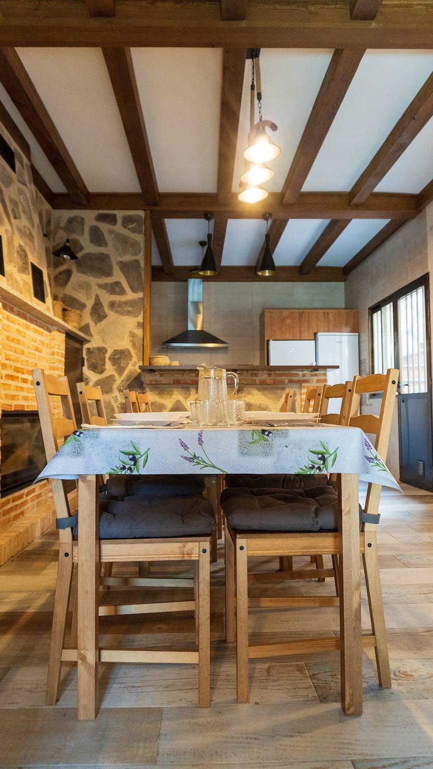 Ferienhaus 'La Cerecera' mit privater Terrasse, Wi-Fi und Klimaanlage in Los Navalucillos, Toledo Provinz