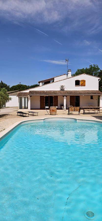 Location de vacances pour 8 personnes, avec vue ainsi que piscine et jardin à Sénas - 3