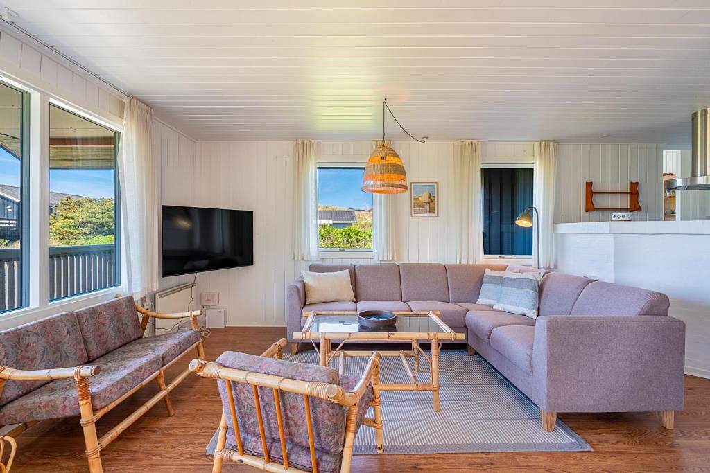 Nyrenoveret (2025) og rummeligt sommerhus beliggende på en pragtfuld klitgrund med havudsigt. in Henne, Varde Region
