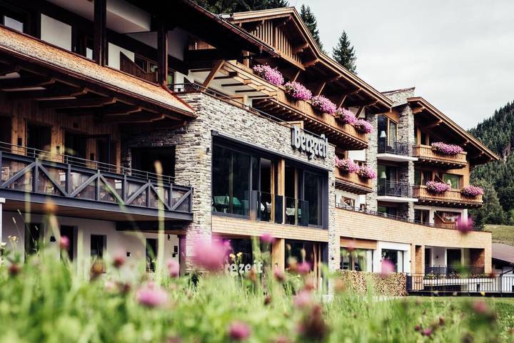 Hotel für 4 Personen, mit Balkon und Terrasse sowie Garten und Sauna in Zöblen
