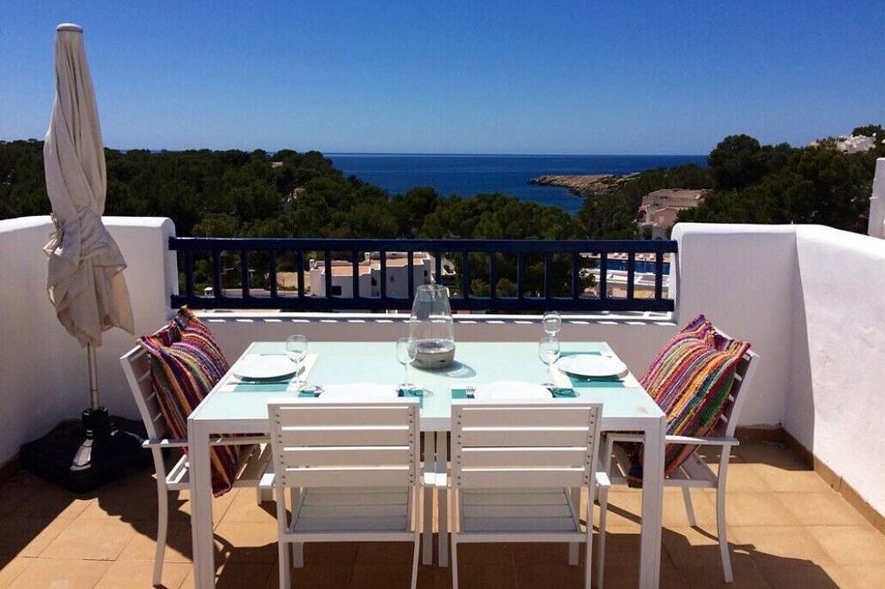 Apartamento entero, Authentic Mediterranean penthouse with sea view and private pool in Cala Tarida, Sant Josep de sa Talaia
