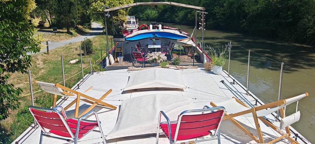 Gîte pour 3 personnes, avec Terrasse ainsi que Piscine et Vue à Poilhes