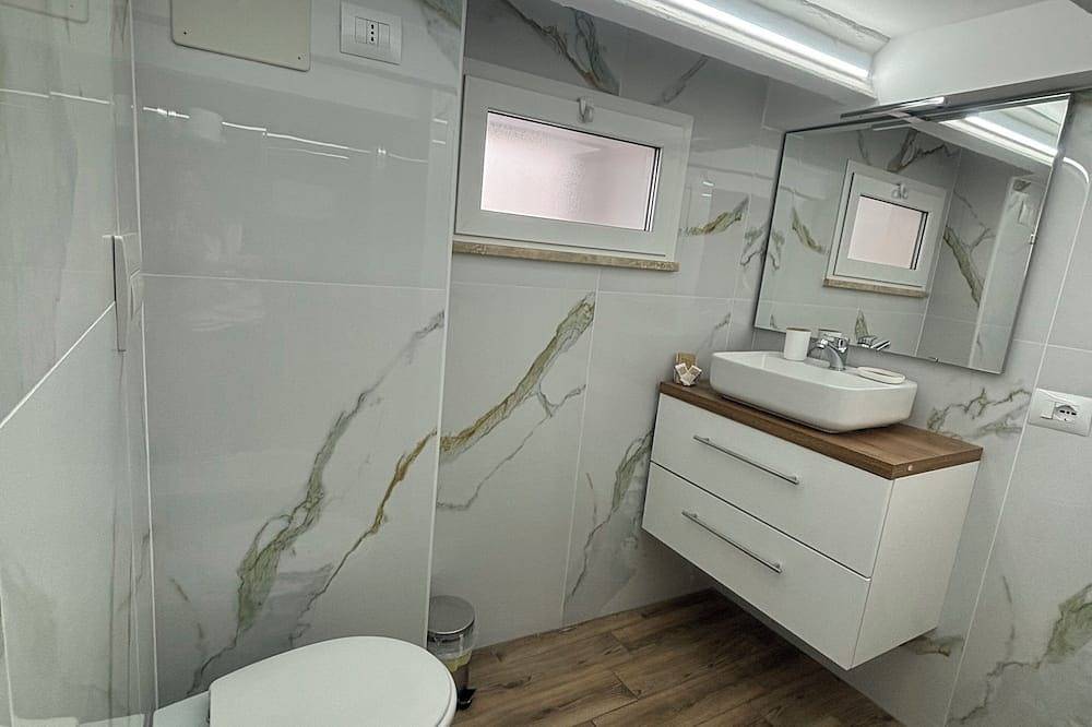 At 100 mt from the sea and train station, room with all amenities in Nettuno, Rome Province