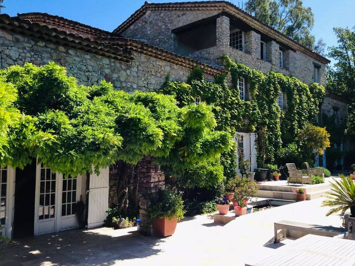 Location de vacances pour 10 personnes, avec Balcon et Terrasse ainsi que Jardin et Piscine à Saint-Paul-en-Forêt