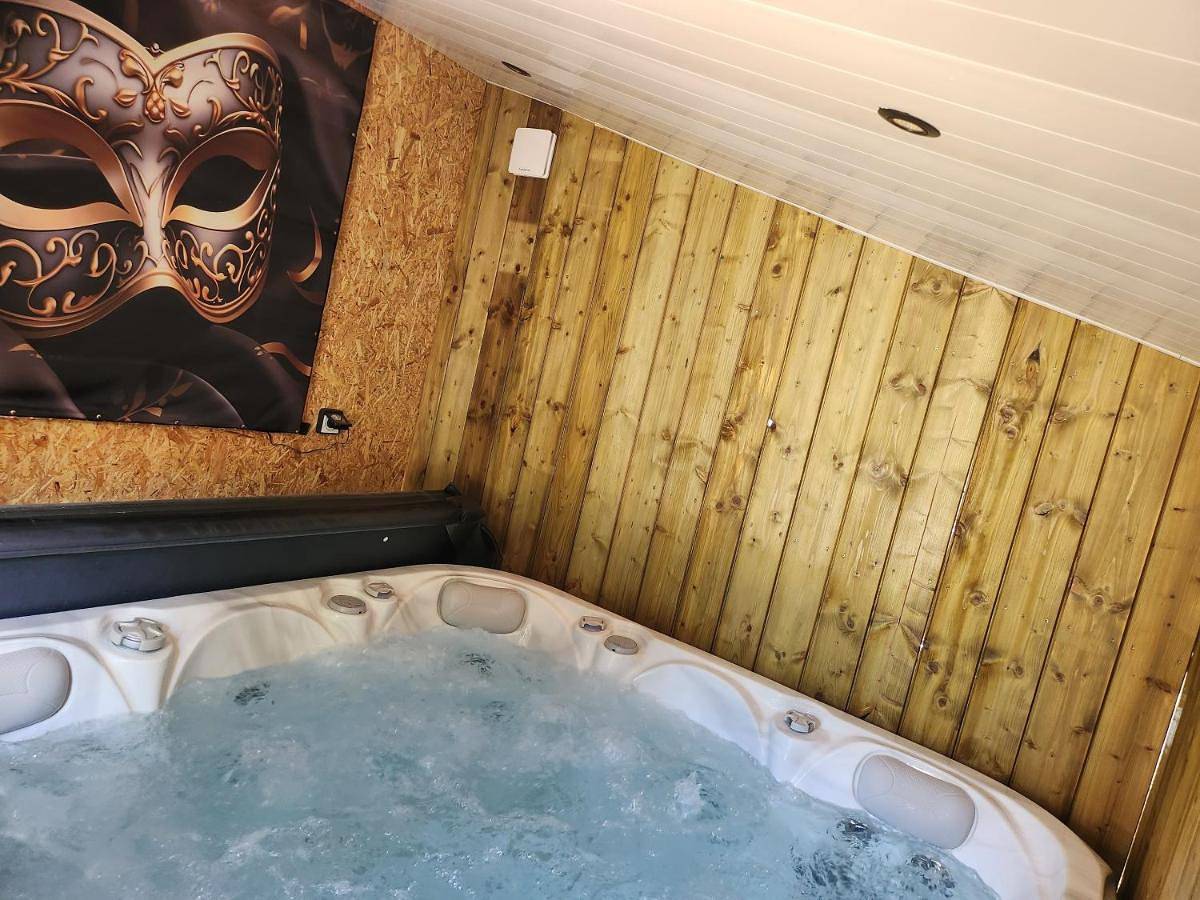 Le Secret Love Room Jacuzzi privatif in Saint-Aigulin, Région de Jonzac