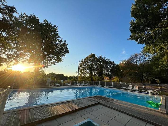 Gîte pour 5 personnes, avec piscine ainsi que terrasse et vue à Saint-Aubin-de-Nabirat