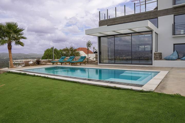 Villa pour 12 personnes, avec Balcon et Terrasse ainsi que Jardin et Sauna