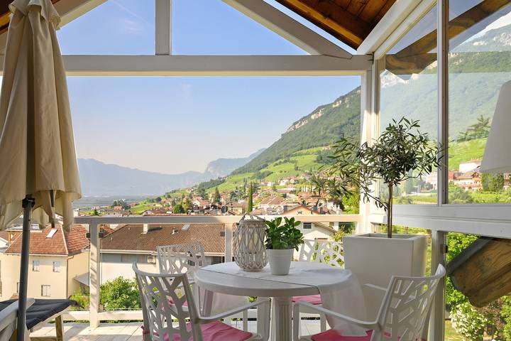Entire apartment, Apartment 'Sonnenresidence Alpenhof Dolce Vita' with Mountain View, Balcony and Wi-Fi in Tramin an der Weinstraße, Nonsberg Group