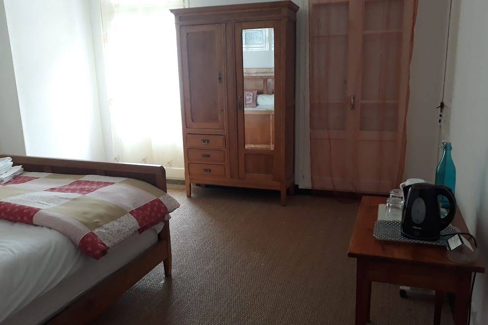 Large 17 bedroom holiday home in French Pyrenees with private garden and pool in Vernet-les-Bains, Parque Natural Regional de los Pirineos Catalanes