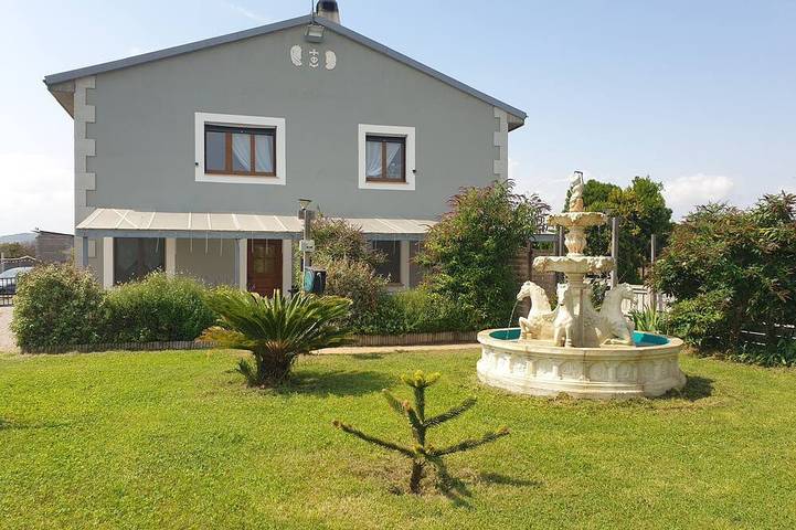 Gîte pour 4 personnes, avec Terrasse ainsi que Jardin et Piscine