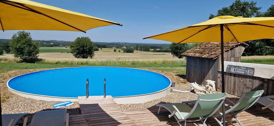 Amplia casa vacacional con jacuzzi, tres terrazas y vistas panorámicas en Lot-et-Garonne in Douzains, Región de Villeneuve-sur-Lot