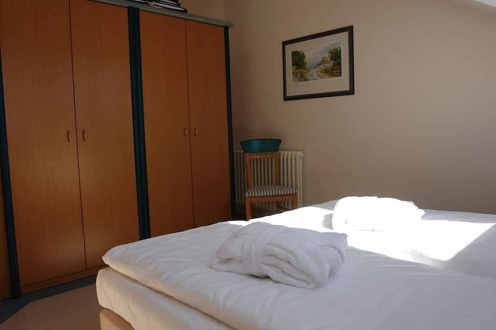 Entire apartment, Modern, quiet apartment close to the beach on the outskirts of Binz with balcony in Ostseebad Binz, Binz