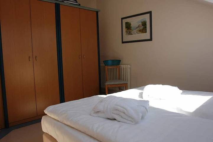 Entire apartment, Modern, quiet apartment close to the beach on the outskirts of Binz with balcony in Ostseebad Binz, Binz
