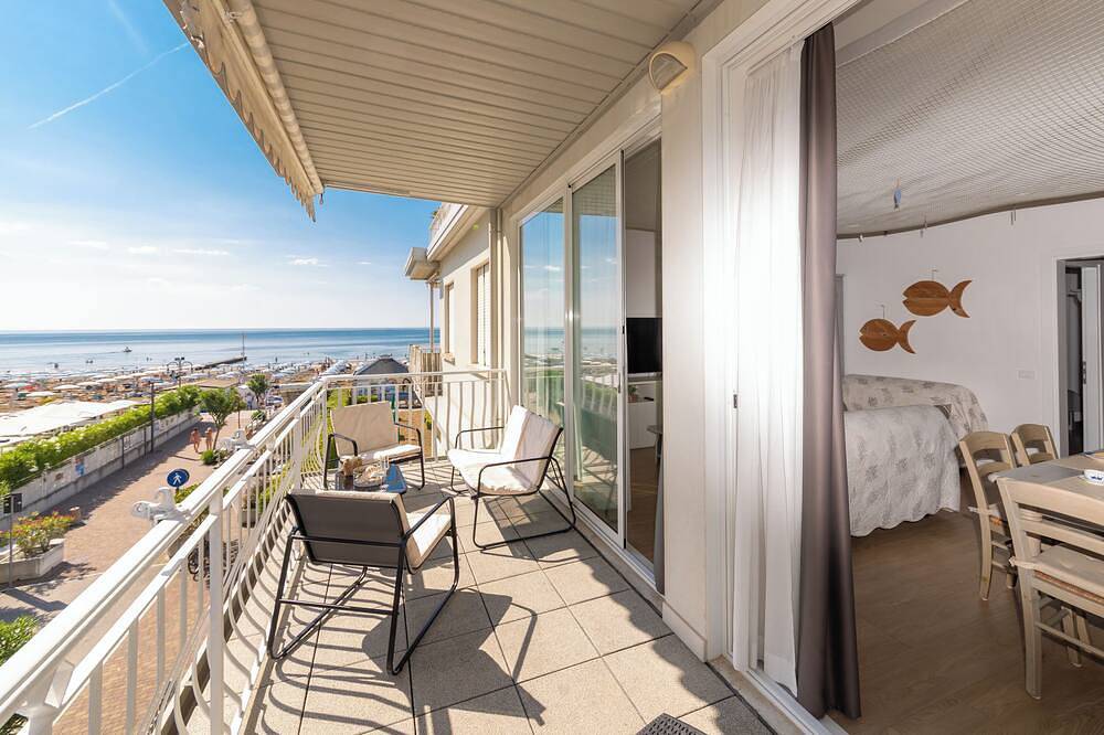 Apartamento entero, Lido di Jesolo Beachfront renovated apartment with Private Beach, Wi-Fi & A/C in Lido di Jesolo, Jesolo-city