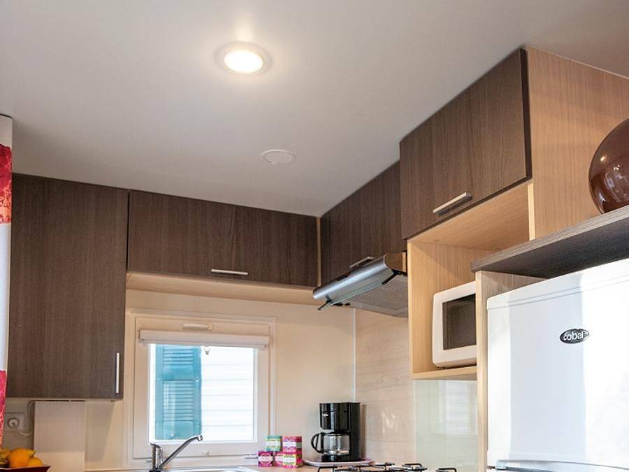 Camping île Blanche - Ile de Ré - Mobilheim 4 personen - Cottage Grand Confort Glenans 31m² - 2 Zimmer / Terrasse am Boden in La Flotte, Ile de Re