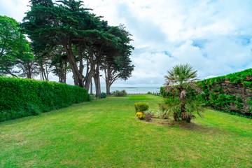 Location de vacances pour 8 personnes, avec terrasse et jardin dans Plage du Roaliguen