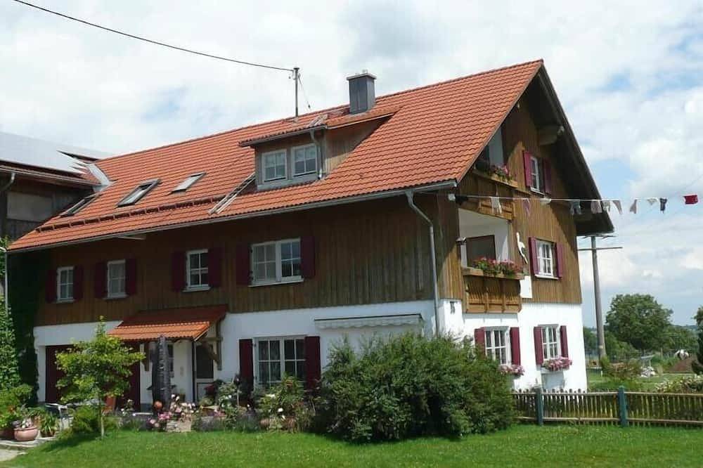 Entire apartment, Panoramic mountain view, rural area, grand playground, garden house with Bbq in Untrasried, Bavarian Swabia