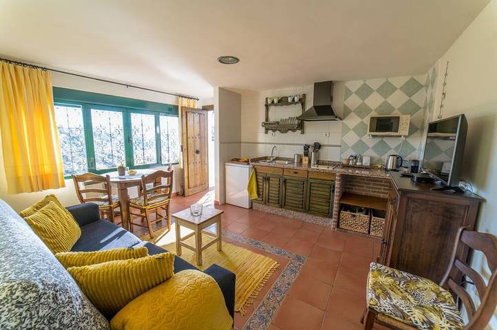 Casa rural para 2 personas, con piscina y terraza además de jardín y sauna - 1