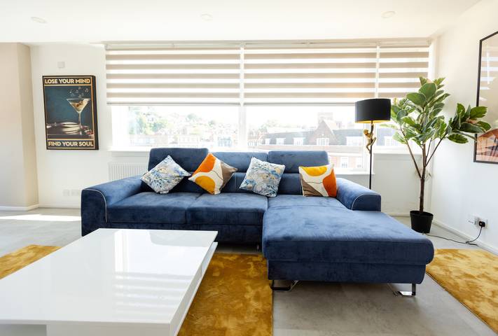 Entire holiday apartment, Apartment - Sleeps 6 - Parking - WiFi in Guildford, Surrey