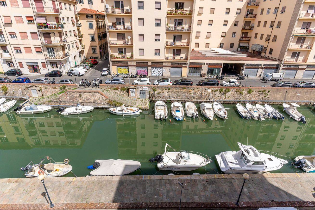 Entire apartment, Livorno- Quartiere Venezia Lovely Apartment! in Livorno, Etruscan Coast