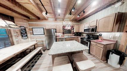 Glamping for 6 Guests in Great Smoky Mountains National Park, Tennessee, Picture 2