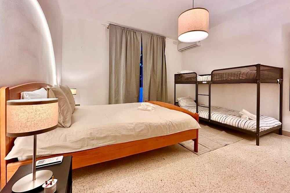 Poolside Paradise Sea View Villa in Swieqi, Ilha de Malta