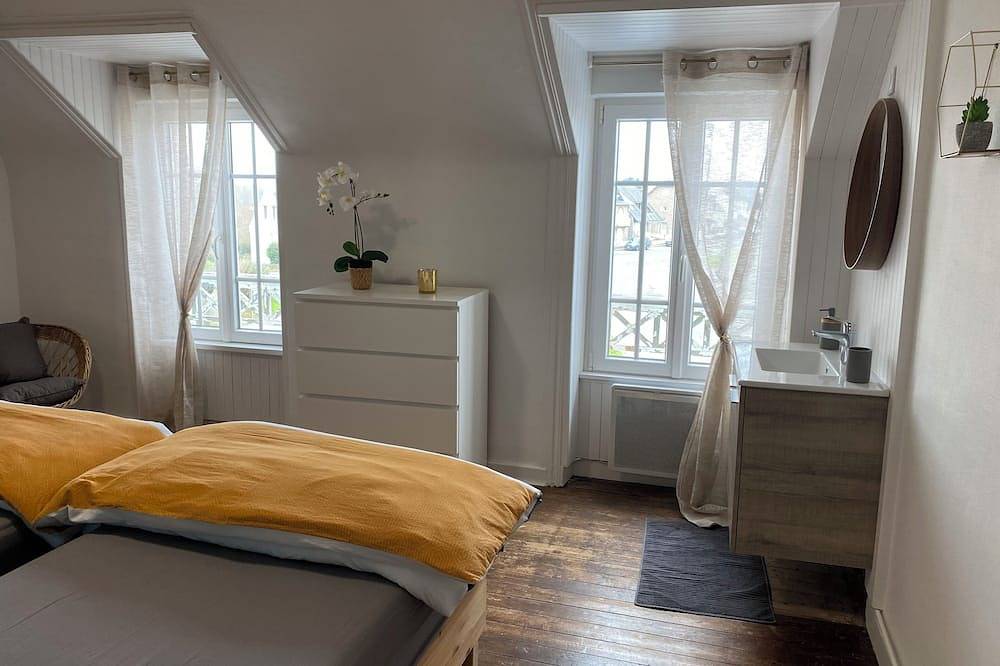 Maison Le Ressac au bord de mer in Côte des Légendes