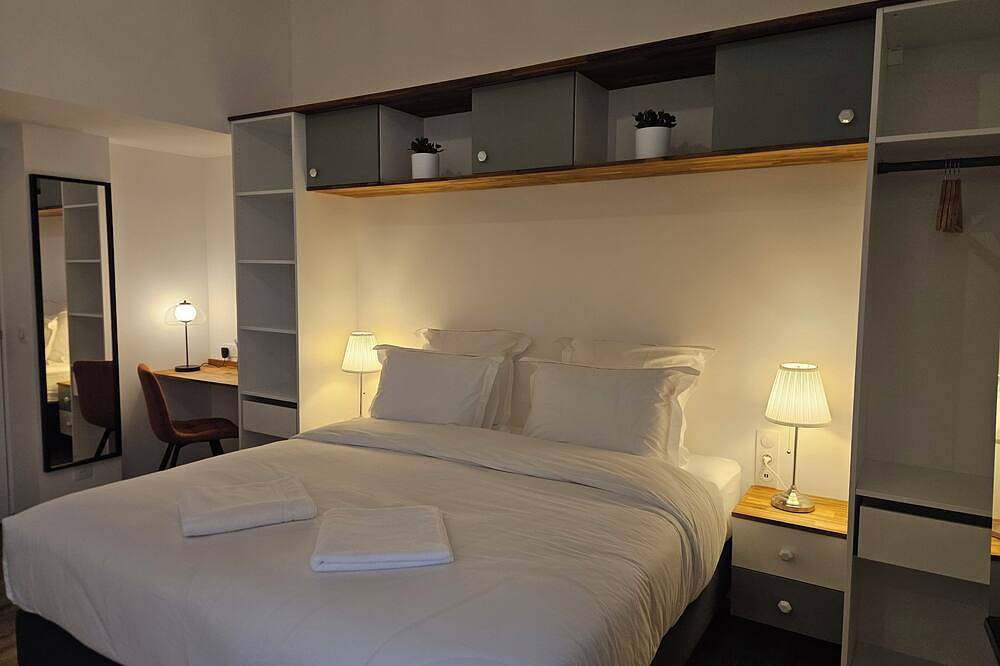 Entire apartment, La Bastide Foch - Appart'Hôtel Premium Downtown - Ground Floor Accessibility in Salon-de-Provence, Aix-en-Provence region