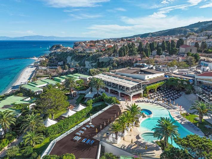 Hotell för 3 Personer, med pool samt bastu och bubbelpool och trädgård - 1