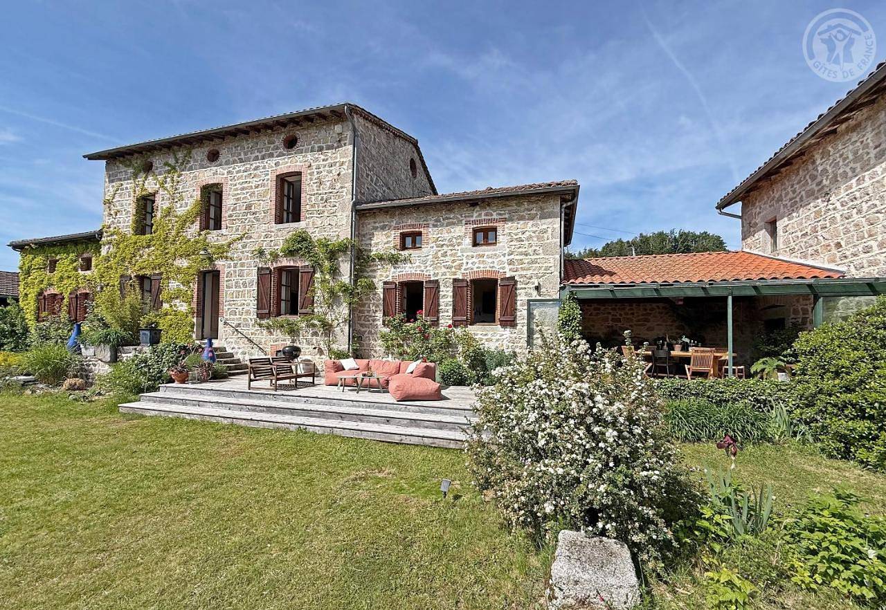 Charmante maison de famille au calme, 5 chambres, jacuzzi in Les Salles, Montbrison