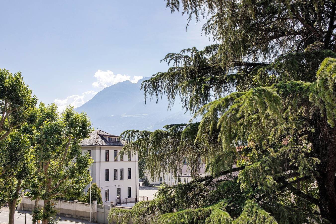 Appartamento intero, Appartamento 'Maison Ninive' con vista sulle montagne, Wi-Fi e aria condizionata in Aosta, Alpi Pennine