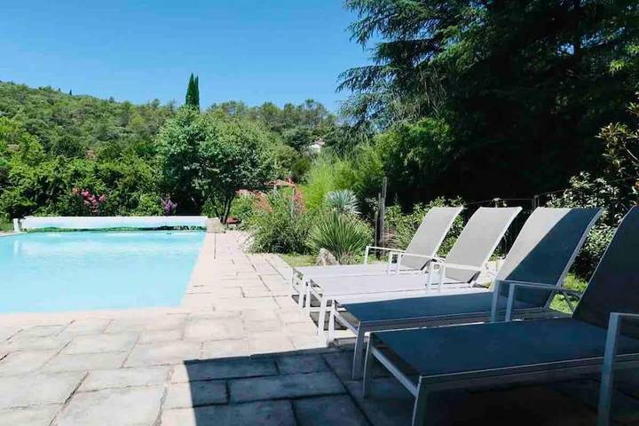 Location de vacances pour 4 personnes, avec piscine ainsi que vue et jardin, animaux acceptés à Saint-Jean-du-Pin - 2