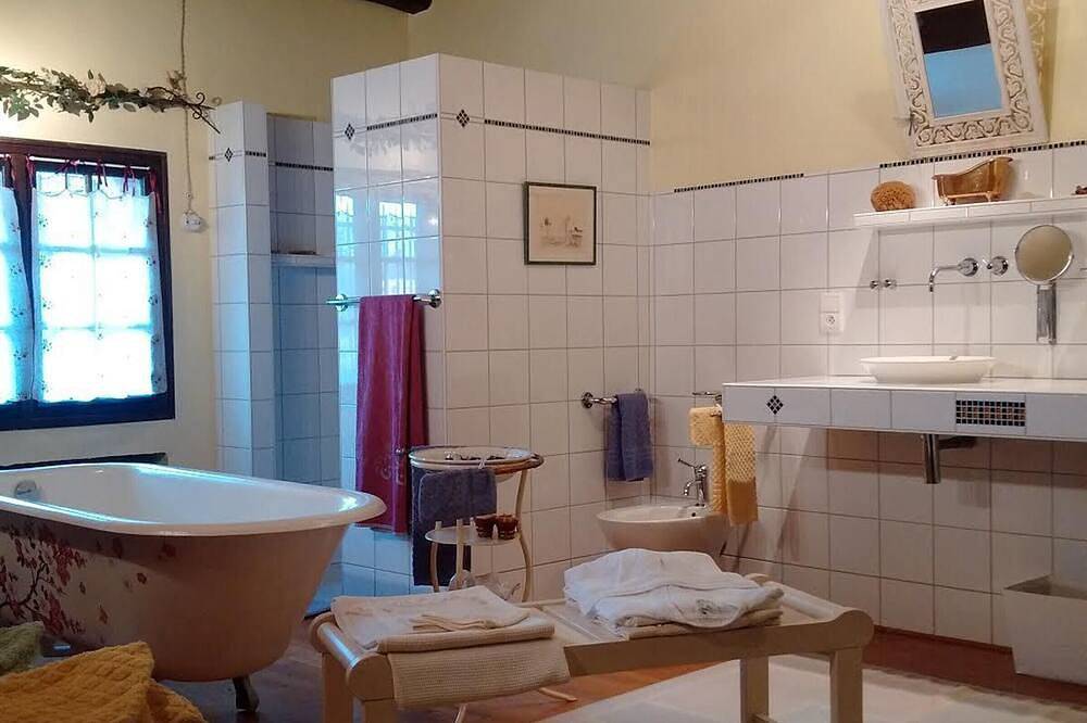 Family suite at Priory with park access and spacious rooms in Aydoilles, Épinal e dintorni
