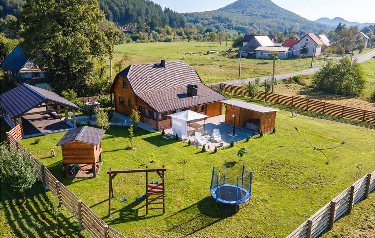 Smještaj za odmor za 6 osoba, s Terasa i Vrt, kao i Sauna u Ličko-senjska županija