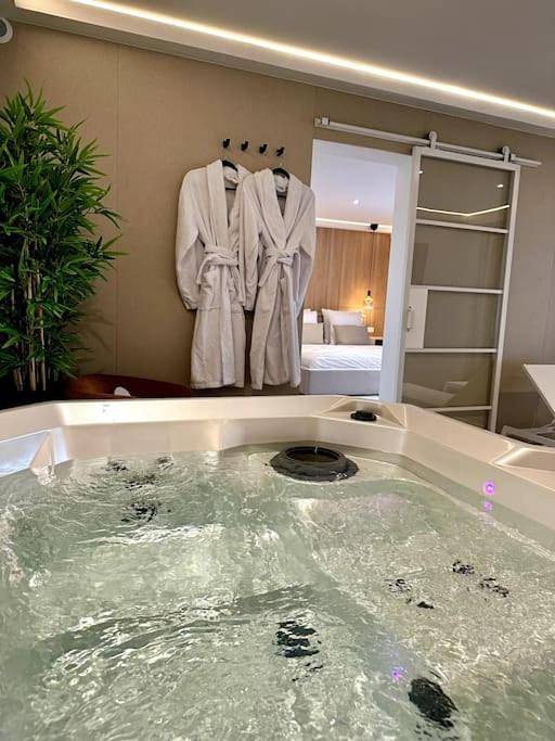 Appartement entier, Bdsm Tantra Love Room & Spa in Miramas, Côte méditerranéenne (France)