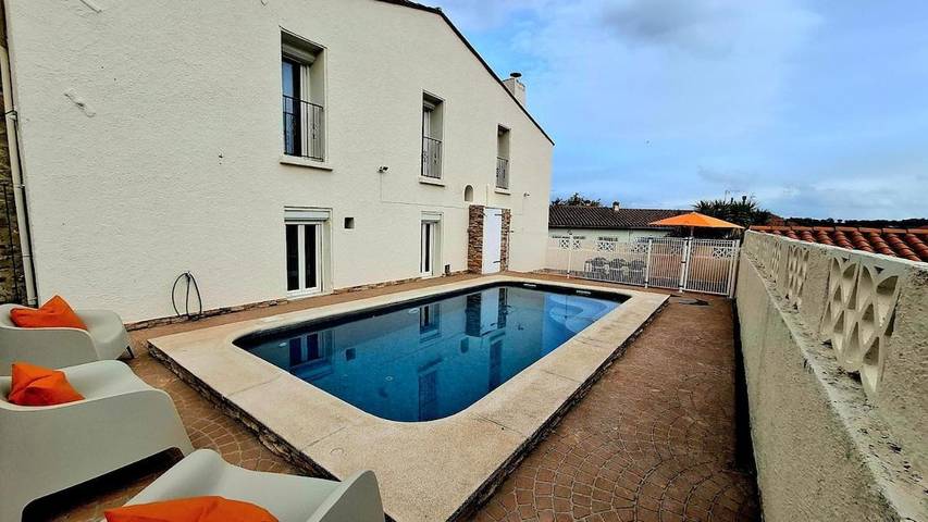 Location de vacances pour 12 personnes, avec jardin ainsi que vue et piscine à Saint-Jean-Lasseille