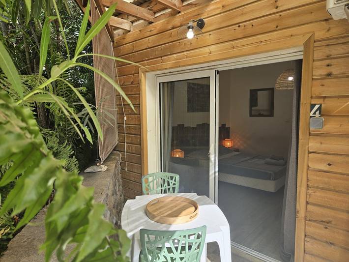Studio pour 2 personnes, avec piscine ainsi que jardin et terrasse