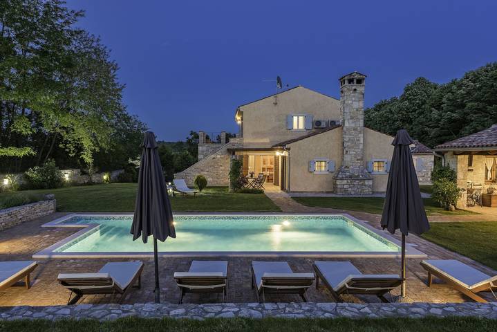 Ferienhaus für 8 Personen, mit Pool und Garten sowie Sauna, mit Haustier