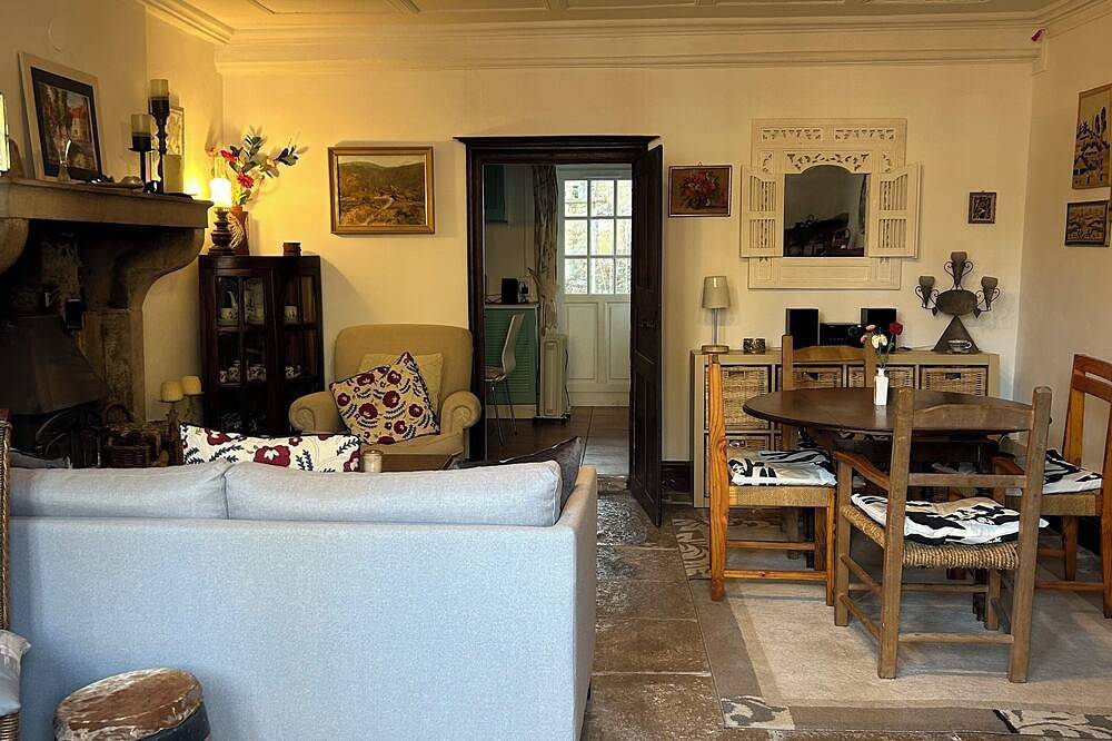 Bridge Cottage is a charming stone built house in a picturesque village in Lusigny-sur-Ouche, Beaune region