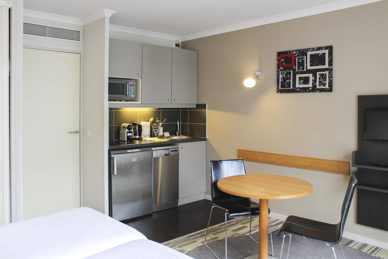 Entire studio, Bright studio apartment with parking and balcony  in Issy-les-Moulineaux, Hauts-de-Seine