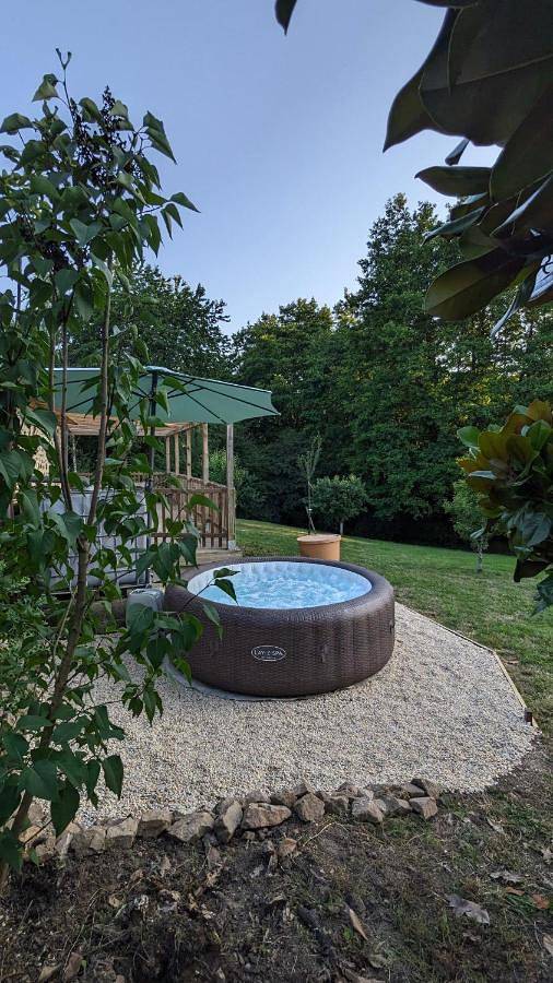 Location de vacances pour 4 personnes, avec piscine ainsi que jardin et jacuzzi à Ceaucé - 2